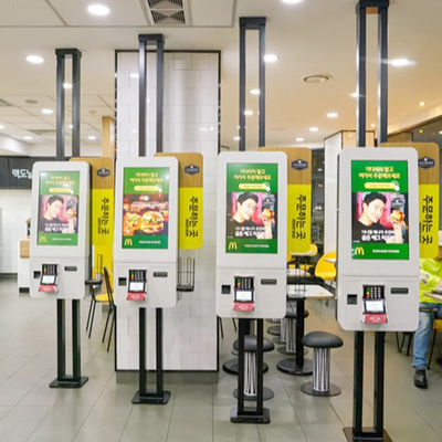 Het touche screen bevindt zich Digitale de Controlebetaling van de Self - servicekiosk Opdracht gevend Restaurant tot Orde